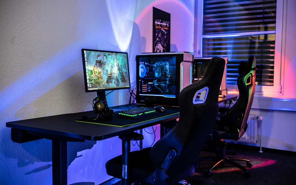 Dual-screen work and play